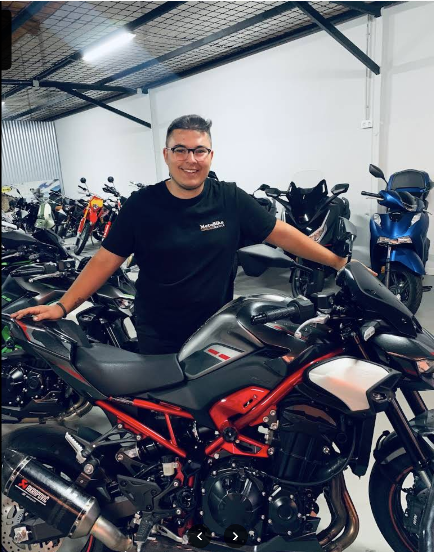 Responsable de MotoBike Almendralejo en el taller con motos